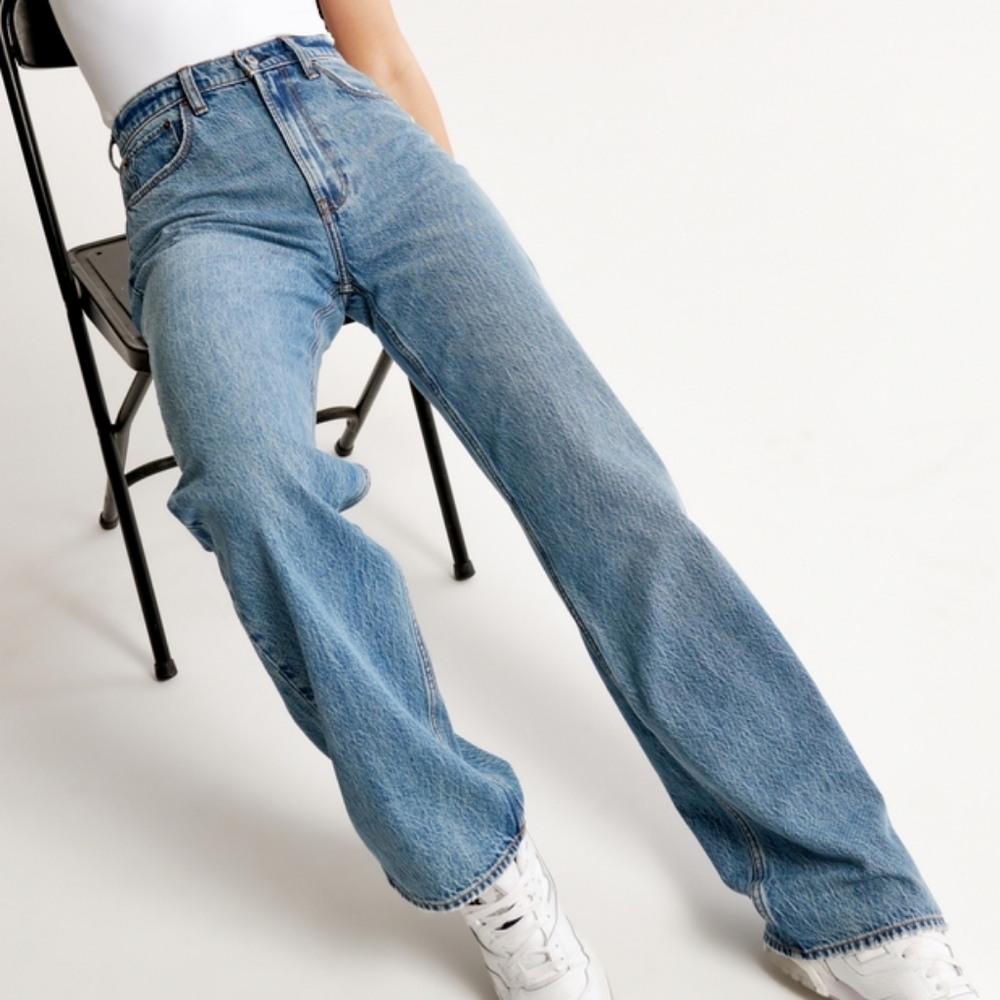 EUC Abercrombie And Fitch Size 24 Loose High Rise Medium Wash Jeans!
